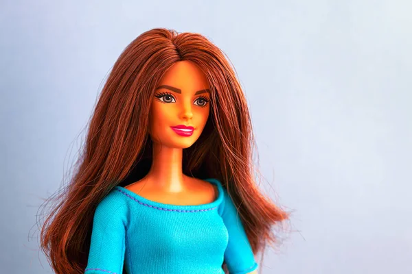 Retrato de boneca Barbie com cabelo castanho contra fundo azul . — Fotografia de Stock