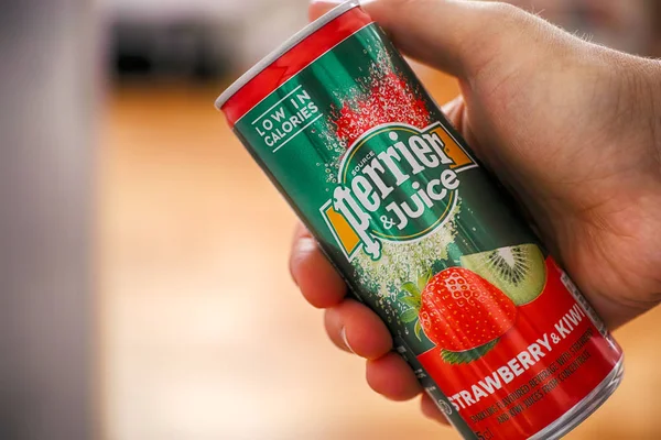 Woman hand with Perrier and Juice water can. — Stock Photo, Image