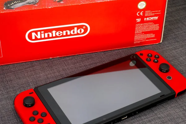 Nintendo Switch video oyun konsolu ve Nintendo kırmızı kutu.