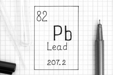 Elementlerin Periyodik Tablosu. El yazısı kimyasal element Lea