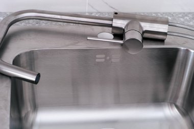 Yeni mutfak lavabo kurulum için hazır yatan yeni musluk. 