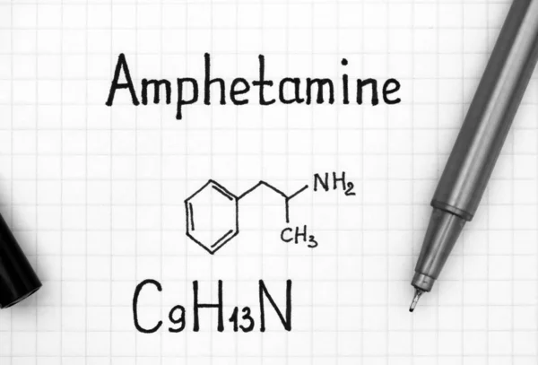 Kemisk formel av amfetamin med svart penna. — Stockfoto