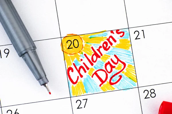 Υπενθύμιση παιδικά ημέρα στο ημερολόγιο με κόκκινο στυλό. — Φωτογραφία Αρχείου