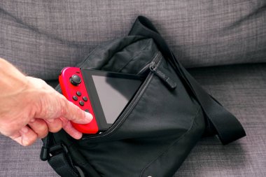 Kişi el b Nintendo Switch video oyun konsolu alarak