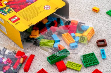 Lego blokları ve tuğlaları Lego kutusundan dökülür.
