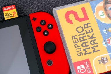 Super Mario Maker 2 video oyun kutusu ve Nintendo Switch video oyunu