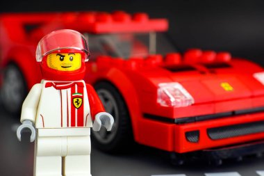 Arabasına karşı Lego Ferrari F40 Competizione sürücü minifigure 