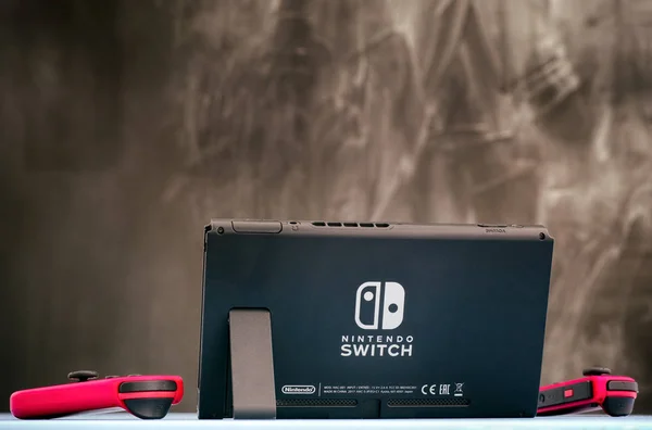 Nintendo Switch Videospielkonsole auf dem Tisch gegen schwarze Ba — Stockfoto