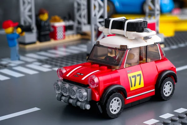 LEGO 1967 Mini Cooper S Rally samochód przez LEGO Speed Champions na Roa — Zdjęcie stockowe