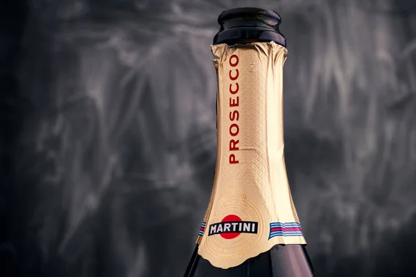 Tetejére Martini Prosecco palack fekete háttér előtt. — Stock Fotó