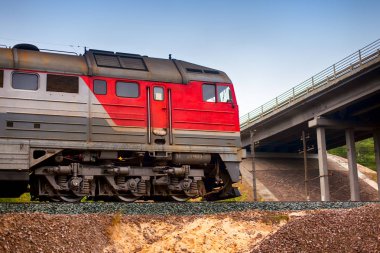 Köprünün altındaki demiryollarında lokomotif sürmek