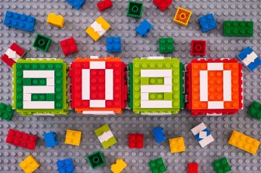 Lego küpleri, tuğlalar ve hediyelerle dolu Lego Yeni Yıl 2020 konsepti 