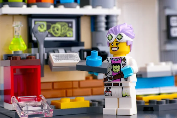 Lego cientista menina minifigura trabalhando em laboratório . — Fotografia de Stock