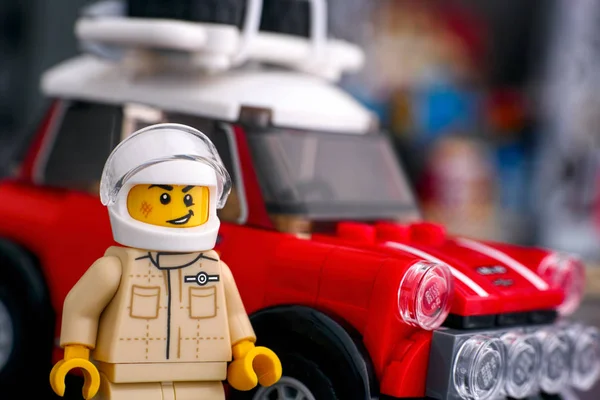 Minifigura piloto de Lego 1967 Mini Cooper S Rally de LEGO Speed Champions cerca de su coche . — Foto de Stock