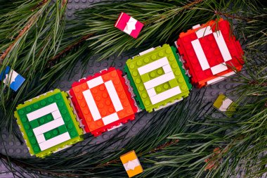Lego Yeni Yıl 2020 konsepti Lego küpleri, hediyeler ve çam dallarıyla