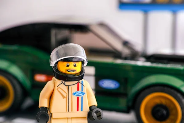 Lego 1968 Ford Mustang - миниатюрный водитель LEGO Speed — стоковое фото