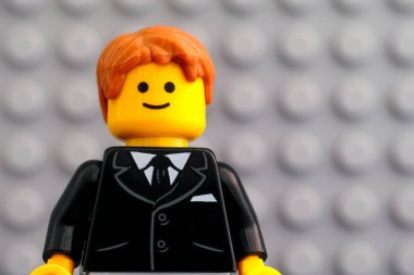 Lego Gri Taban 'a karşı Lego işadamının portresi.