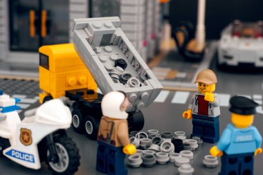 Lego kamyonu, trafik kazası nedeniyle yola yük boşaltıyor..