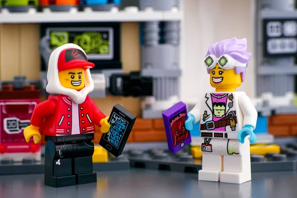 Zestaw Lego Hidden Side. Lego minifigurki - Jack Davids i Jb z telefonów komórkowych w J.B.s Ghost Lab. — Zdjęcie stockowe