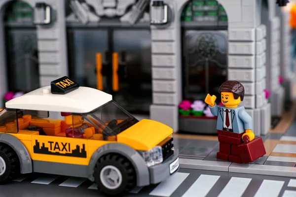 Lego-Geschäftsmann schlägt Taxi auf der Straße nieder. — Stockfoto