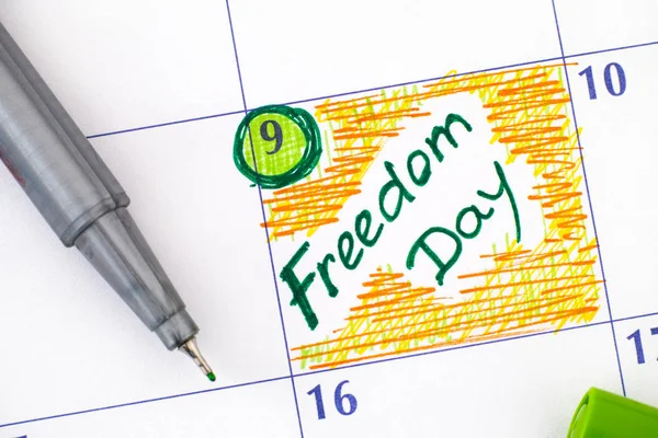 Herinnering Vrijheidsdag in kalender met groene pen. — Stockfoto