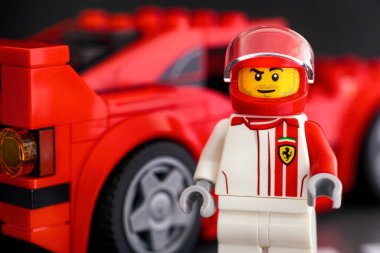 Tambov, Rusya Federasyonu - 02 Temmuz 2019 Lego Ferrari F40 Yarış pilotu minifiki LEGO Speed Champions tarafından arabasına karşı. Stüdyo çekimi.