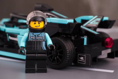 Tambov, Rusya Federasyonu - 19 Şubat 2020 Lego Formula E Panasonic Jaguar Yarış Gen2 sürücü minifiki LEGO Speed Champions. 