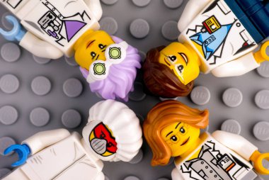 Tambov, Rusya Federasyonu - Haziran 04, 2020 Dört Lego bilim adamı Gri tabanlı arka plan üzerinde minyatür figürler. 