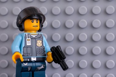 Tambov, Rusya Federasyonu - Haziran 04, 2020 Lego polis resminin küçük resmi gri tabanlı arka planda. Stüdyo çekimi.