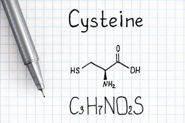 Kalemle Cysteine 'in kimyasal formülü. Yakın plan..