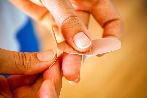 Mujer Poniendo Vendaje Adhesivo Dedo Primer Plano —  Fotos de Stock
