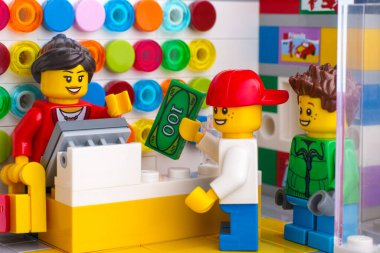 Tambov, Rusya Federasyonu - Haziran 06, 2020 LEGO mağazasından LEGO alan iki çocuk.