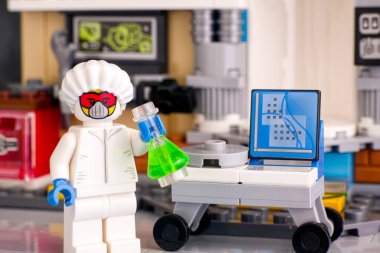 Tambov, Rusya Federasyonu - 08 Haziran 2020 Lego minyatür zırhlı ve laboratuvar yakınında yeşil mataralı.