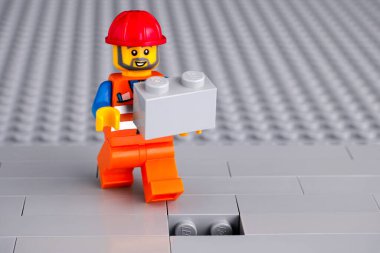 Tambov, Rusya Federasyonu - Haziran 06, 2020 Lego inşaat işçisi.