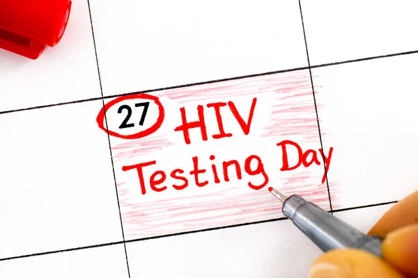 Dedos Mulher Com Caneta Escrevendo Lembrete Dia Teste Hiv Calendário — Fotografia de Stock