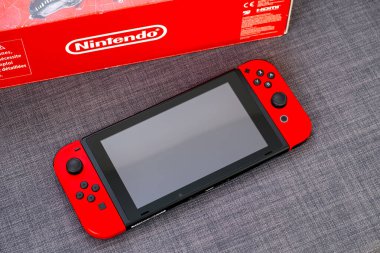 Tambov, Rusya Federasyonu - 22 Haziran 2019 Nintendo Switch video oyun konsolu ve Nintendo kırmızı kutusu. Gri arkaplan.