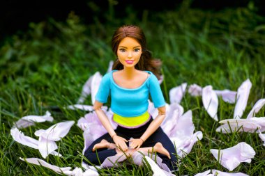 Tambov, Rusya Federasyonu - 12 Haziran 2020 Esmer Bebek Yoga Lotus duruşu açık havada oturuyor