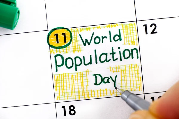 Kvinnliga Fingrar Med Penna Skriva Påminnelse World Population Day Kalendern — Stockfoto