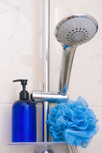 Banyoda Banyo Süngeri Şişe Ile Duş Başlığı Raf — Stok fotoğraf