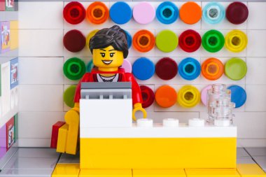 Tambov, Rusya Federasyonu - Haziran 06, 2020 Lego satıcısı bir LEGO mağazasının kasasında çalışan minimal şahıs.