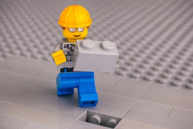 Tambov, Rusya Federasyonu - Haziran 06, 2020 Gri tuğlalı Lego inşaat işçisi inşaatı bitirmeye hazır