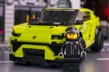 Tambov, Rusya Federasyonu - 24 Haziran 2020 Lego Lamborghini Urus ST-X sürücüsü arabasıyla minyatür figür. LEGO Hız Şampiyonları. Stüdyo çekimi.