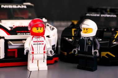Tambov, Rusya Federasyonu - 25 Haziran 2020 Lego Nissan GT-R NISMO ve Lamborghini Huracan Super Trofeo EVO arabaları sürücüleriyle birlikte. LEGO Hız Şampiyonları.