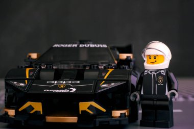 Tambov, Rusya Federasyonu - 25 Haziran 2020 Lego Lamborghini Huracan Süper Trofeo arabası ve LEGO Speed Champions tarafından minifiki sürücüsü. Stüdyo çekimi.