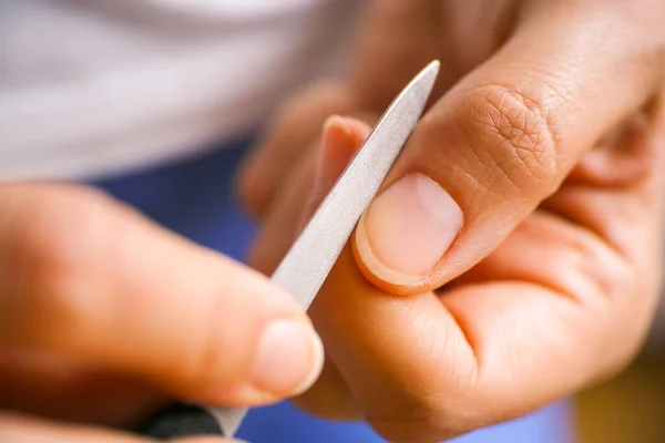 Mujer Usando Lima Uñas Metal Sus Uñas Primer Plano — Foto de Stock