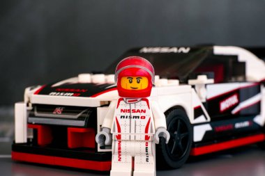 Tambov, Rusya Federasyonu - 25 Haziran 2020 Lego Nissan GT-R NISMO şoförü minifiki LEGO Speed Champions. Stüdyo çekimi.