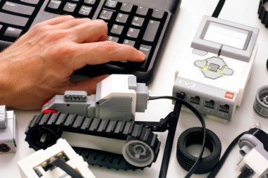 Tambov, Rusya Federasyonu - 25 Aralık 2019 Klavye kodlama LEGO MINDSTORMS EV3 robot blokları bilgisayarda. Stüdyo çekimi.