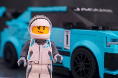 Tambov, Rusya Federasyonu - 19 Şubat 2020 Lego Jaguar I-PACE eTROPHY pilotu LEGO Speed Champions tarafından arabasına karşı minimumda yer aldı. Stüdyo çekimi.
