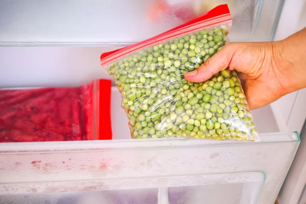 女人手把自制的绿豆包装放在冰箱里 后续行动 — 图库照片