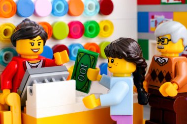 Tambov, Rusya Federasyonu - Haziran 06, 2020 LEGO mağazasından LEGO alan kız.